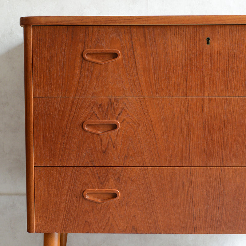スウェーデンヴィンテージ　3段チェスト 4-09