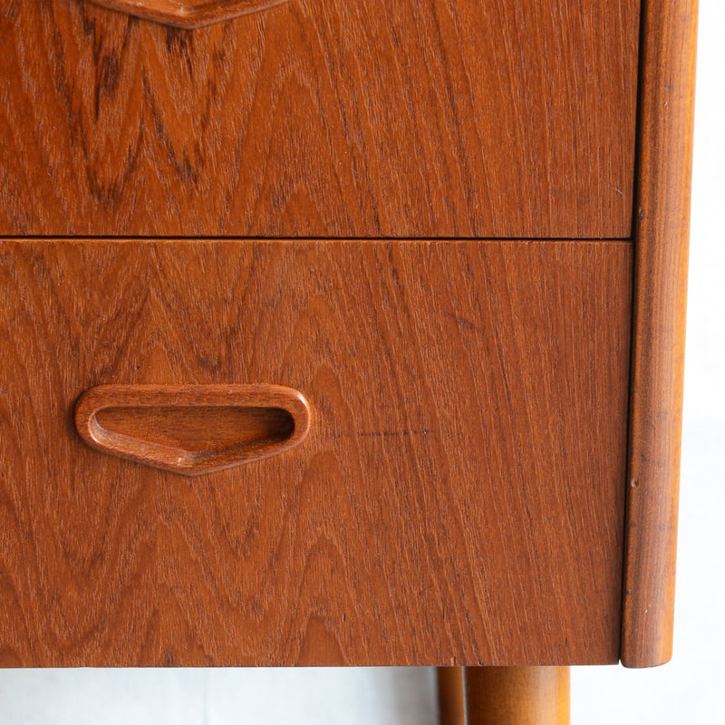 スウェーデンヴィンテージ　3段チェスト 4-09