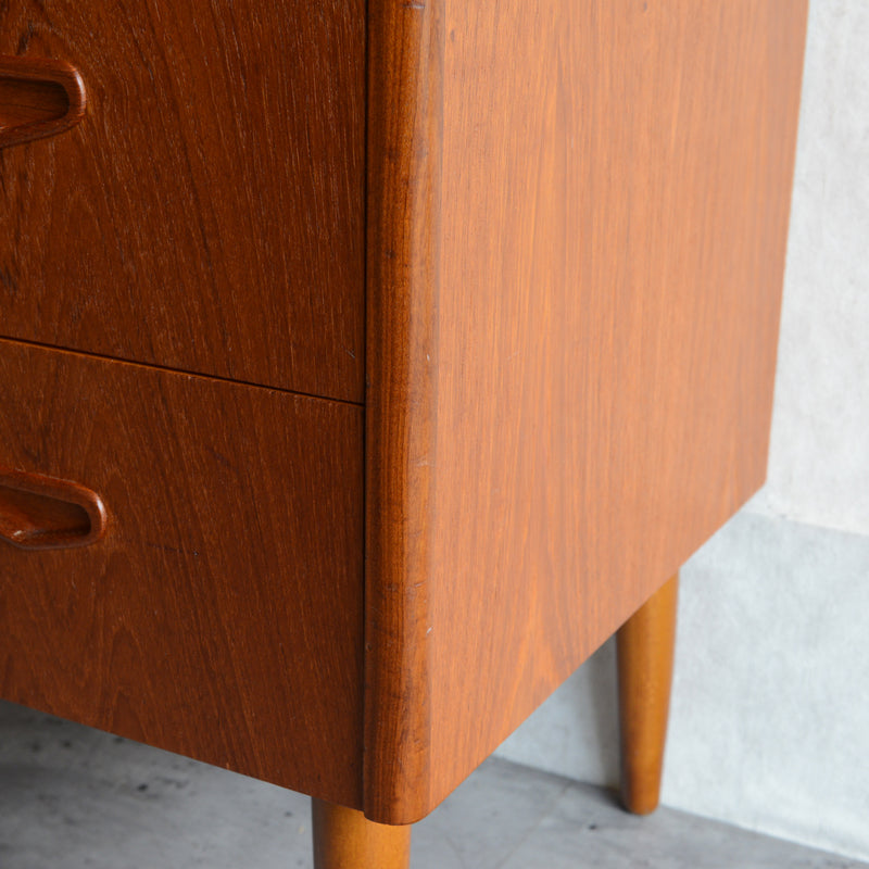 スウェーデンヴィンテージ　3段チェスト 4-09