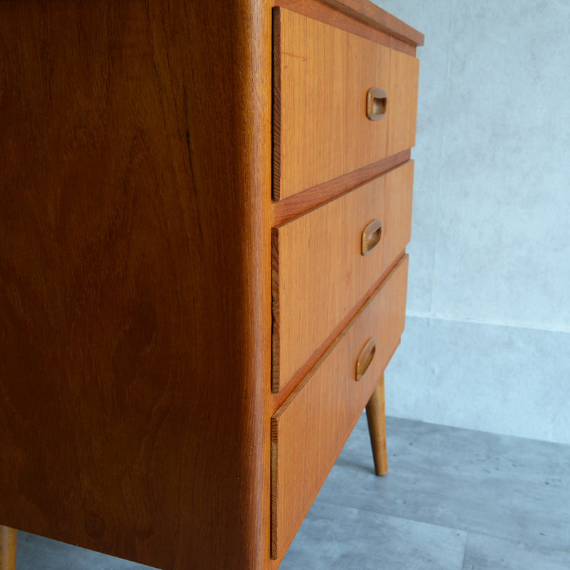 I様ご予約品　スウェーデンヴィンテージ　3段チェスト4-04