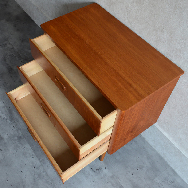 I様ご予約品　スウェーデンヴィンテージ　3段チェスト4-04