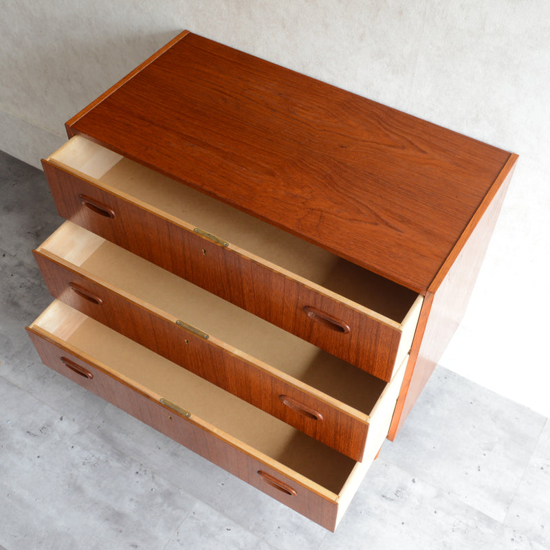 スウェーデン ヴィンテージ　3段チェスト 4-10