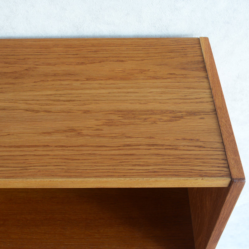 デンマーク ヴィンテージ　オーク シェルフ3-30（木扉付）